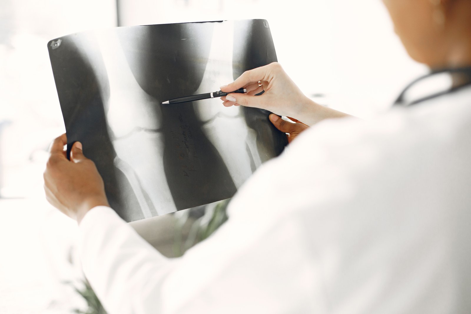 Sehari Setelah Total Knee Replacement, Pasien Ini Bisa Berjalan Lagi